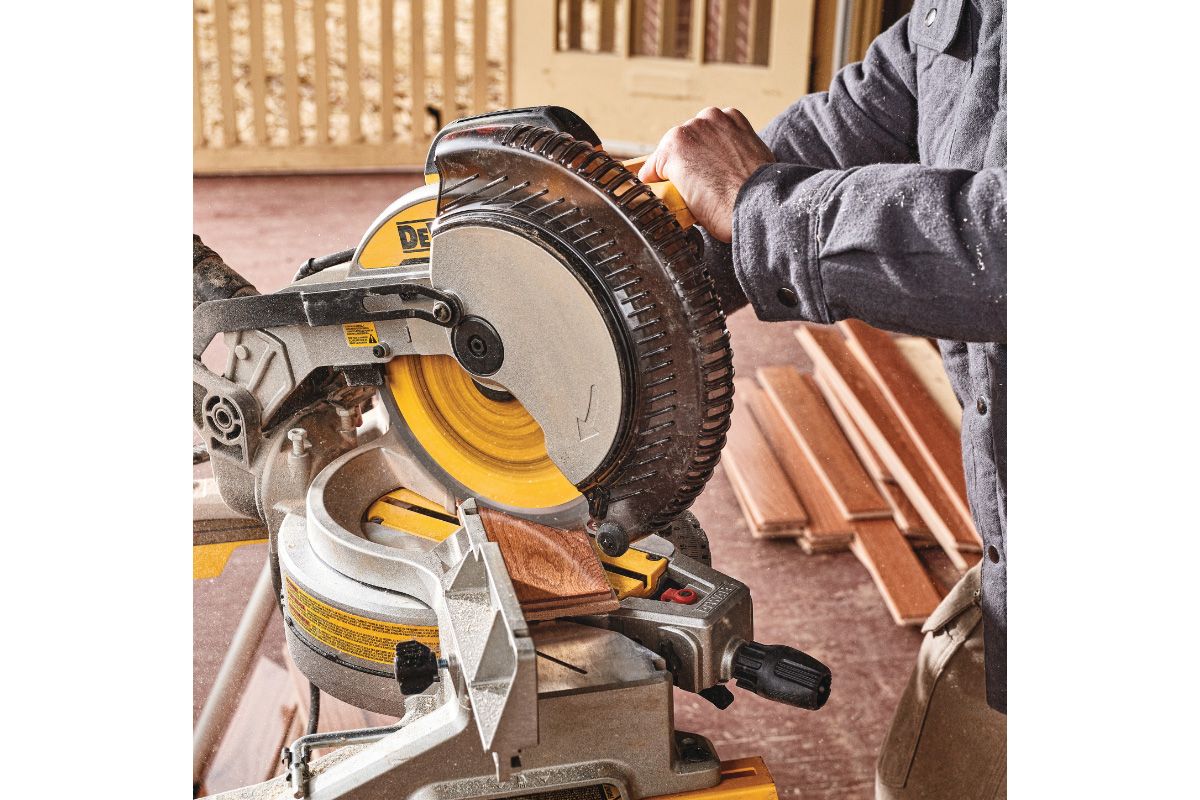 Sierra ingleteadora 10 Pulg 1600W DWS713-B3 DeWalt 3
