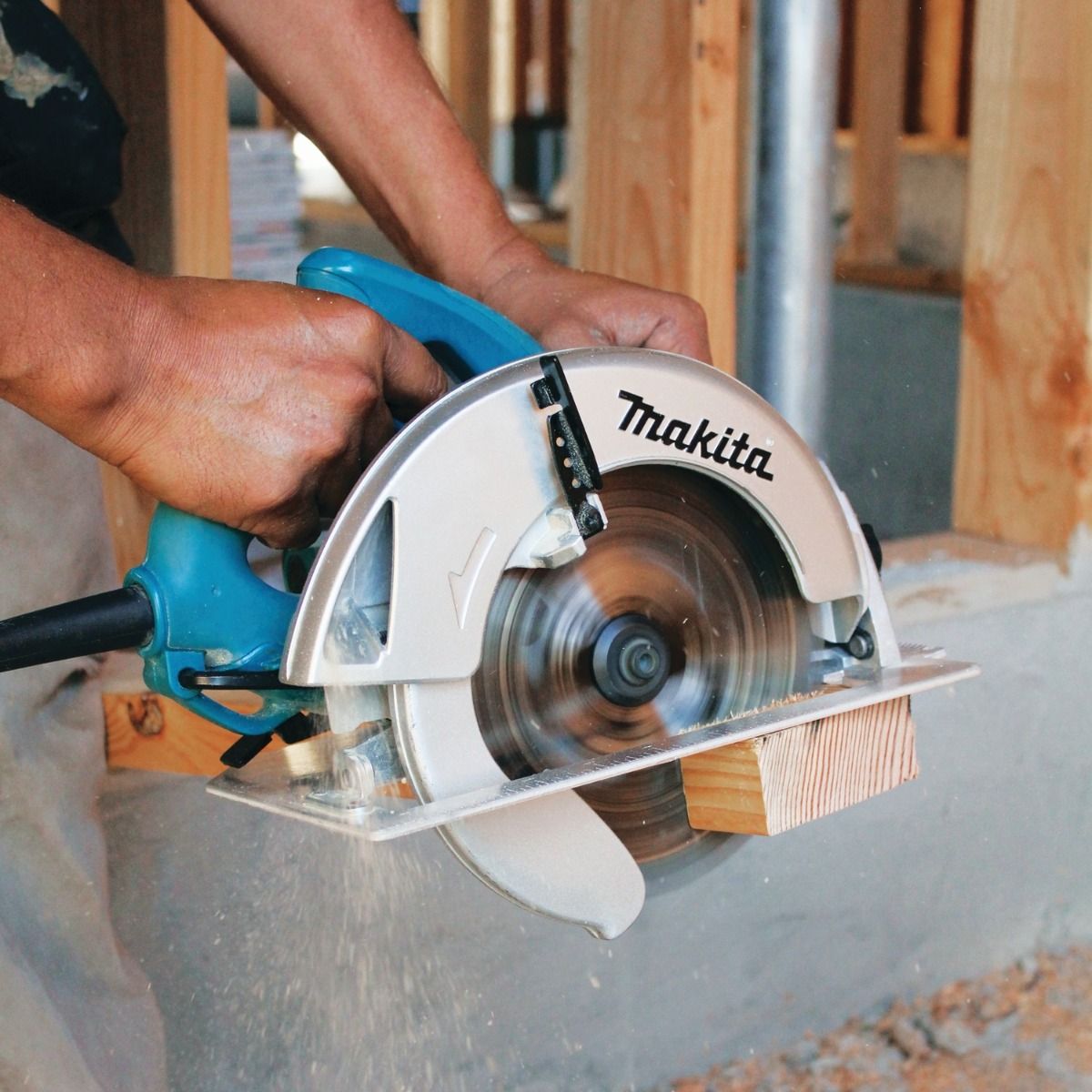 Sierra circular 7-1/4 Pulg 1800W 5007NK Makita 5